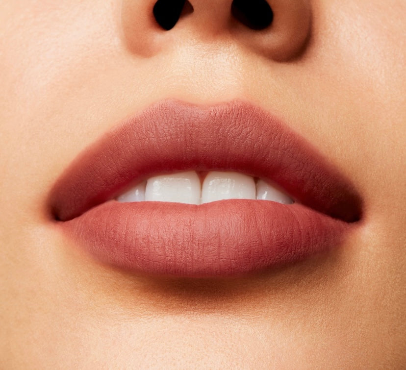 “OVER THE TAUPE” labial líquido MAC powder kiss liquid lipcolor